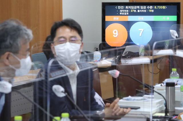 지난달 14일 정부세종청사 고용노동부에서 열린 최저임금위원회 전원회의에서 내년도 최저임금이 시급 기준 8천720원으로 의결됐다. 지역에서는 최저임금 안을 수용하겠다면서도 지역별, 업종별 차등이 필요하다고 주장하고 있다. 연합뉴스