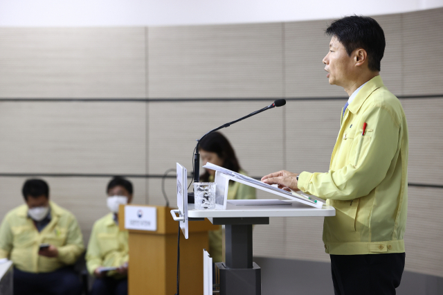 5일 정부세종청사 보건복지부에서 김강립 중앙재난안전대책본부 1총괄조정관(보건복지부 차관)이 코로나19 대응 현황 및 의료계 집단휴진 추진 관련 정부 입장을 발표하고 있다. 연합뉴스