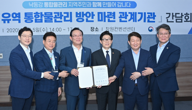 영남권 5개 시도지사가 5일 창원컨벤션센터에서 조명래 환경부 장관을 만나 