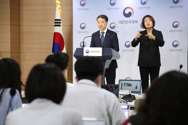 의과대학 정원 확대 방안에 반대하는 전공의들의 집단 휴진(파업)을 하루 앞둔 6일 박능후 보건복지부 장관이 정부서울청사에서 대국민 담화를 발표하고 있다. 연합뉴스