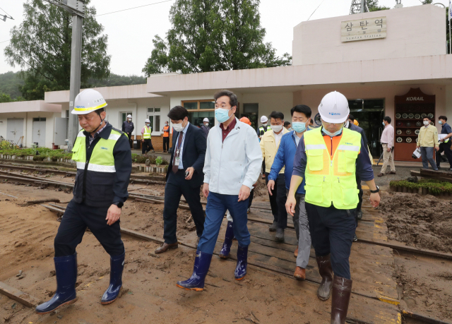 더불어민주당 이낙연 의원이 5일 오전 충주 산척면 삼탄역을 찾아 집중호우로 인한 피해 상황을 점검하고 있다. 연합뉴스