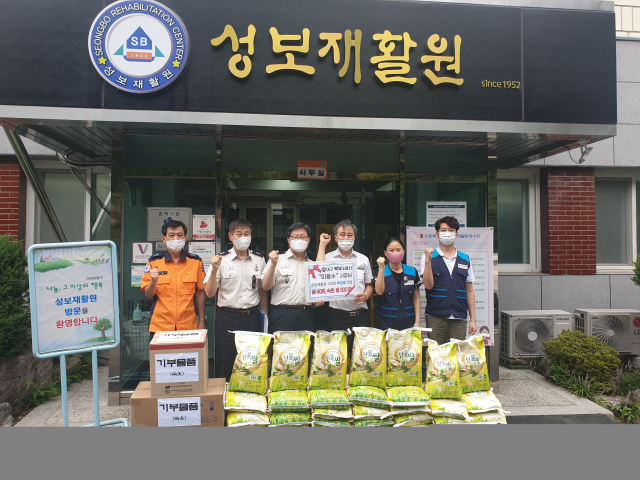 대구북부소방서가 5일 소방관 격려품으로 후원받은 물품을 어려운 이웃들에게 재기부했다. 북부소방서 제공