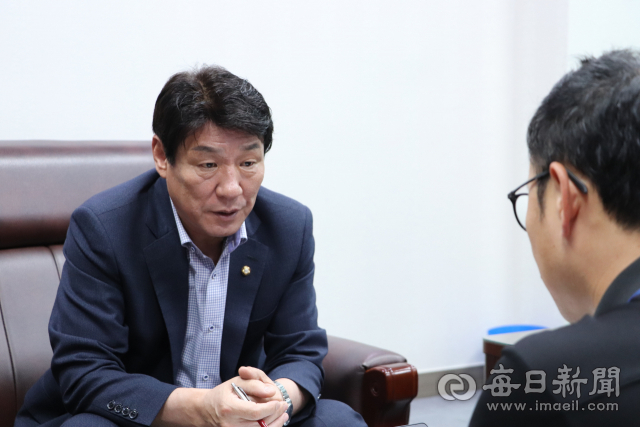 대구국제공항과 대구공군비행장(K2)를 지역구에서 떠나보내게 된 강대식 미래통합당 국회의원(대구 동을)은 4일 국회 의원회관에서 매일신문 취재진과 만나 통합신공항 이전의 의미와 그간의 소회를 털어놓고 있다. 강대식 의원실 제공