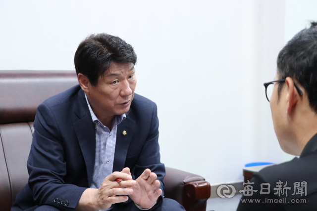 대구국제공항과 대구공군비행장(K2)를 지역구에서 떠나보내게 된 강대식 미래통합당 국회의원(대구 동을)은 4일 국회 의원회관에서 매일신문 기자와 만나 통합신공항 이전의 의미와 그간의 소회를 털어놓고 있다. 강대식 의원실 제공