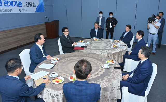 영남권 5개 시도지사가 5일 창원컨벤션센터에서 조명래 환경부 장관을 만나 