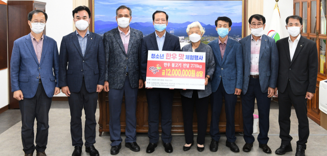 전국한우협회 거창군지부 손정운 지부장 등 관계자들이 거창교육지원청에 한우 불고기 278㎏을 전달했다. 거창군제공