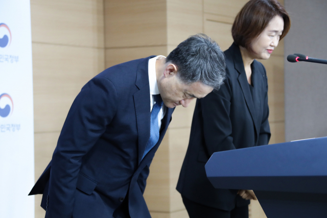 의과대학 정원 확대 방안에 반대하는 전공의들의 집단 휴진(파업)을 하루 앞둔 6일 박능후 보건복지부 장관이 정부서울청사에서 대국민 담화 발표를 마친 후 인사하고 있다. 연합뉴스