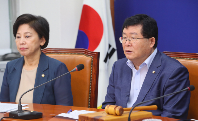 더불어민주당 설훈 최고위원이 24일 국회에서 열린 최고위원회의에서 발언하고 있다. 연합뉴스