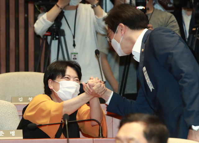 미래통합당 윤희숙 의원이 4일 오전 서울 여의도 국회에서 열린 의원총회에서 동료 의원들과 인사를 나누고 있다. 연합뉴스