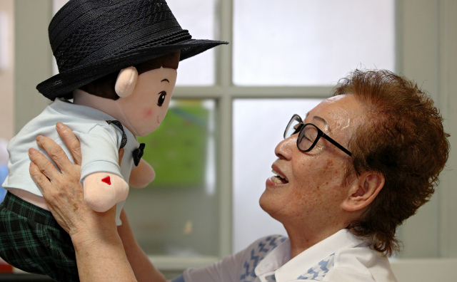 9일 대구 수성구의 한 아파트에서 이순덕(75·가명) 할머니가 효도토이봇과 이야기를 나누고 있다. 이 할머니는 말벗이 되어주는 돌봄 로봇 덕분에 웃을 일이 많아졌다고 말했다. 김영진 기자 kyjmaeil@imaeil.com