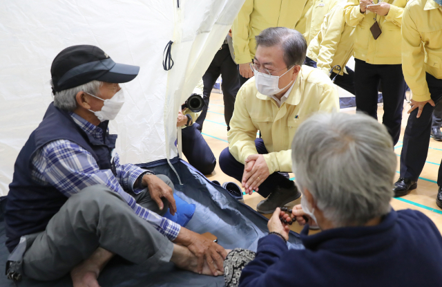 문재인 대통령이 지난 6일 오후 경기도 파주시 마지초등학교에 마련된 이재민 임시주거시설을 방문해 주민들을 위로하고 있다. 연합뉴스