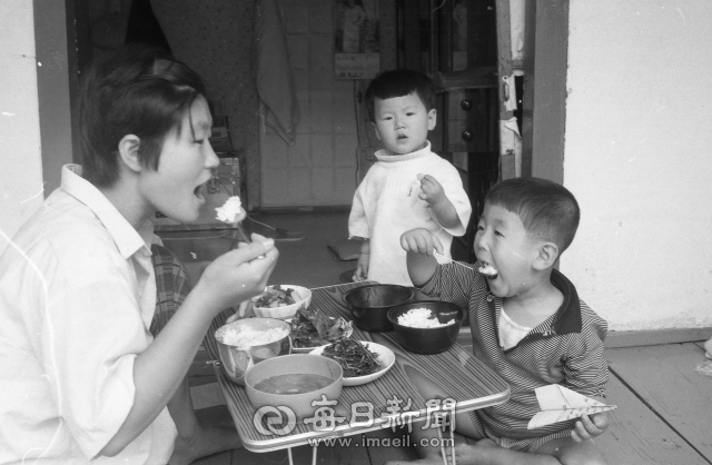 가족 식사. (1970.05.26) 매일신문 DB