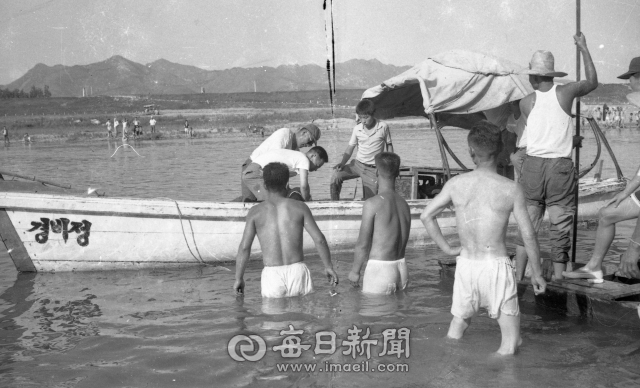 1970년대 익사자 구조(흑백사진 필름작업) 매일신문 DB