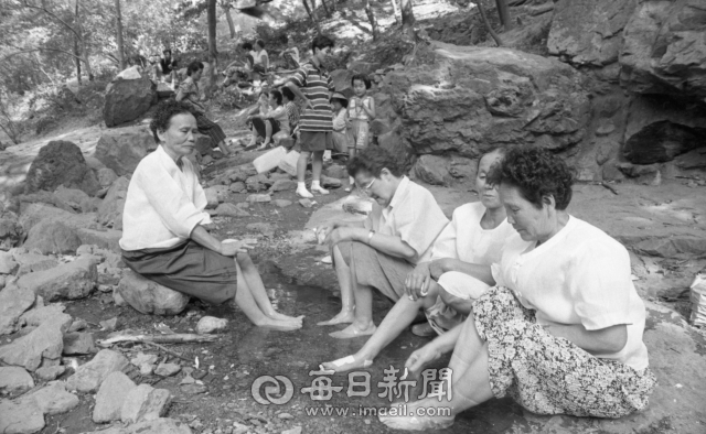 1970년대 계곡 피서. 매일신문 DB