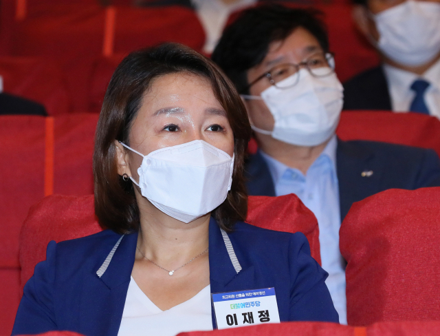 더불어민주당 최고위원 예비경선에서 컷오프 당한 이재정 의원이 24일 국회 의원회관에서 열린 예비경선대회에서 개표 결과 발표를 듣고 있다. 연합뉴스