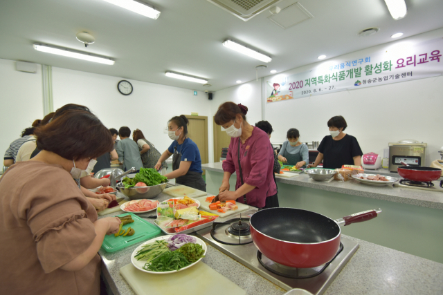 청송 우리음식연구회 회원들은 6일 지역에서 수확한 복숭아와 자두로 월남쌈과 피클 등을 만들고 있다. 청송군 제공