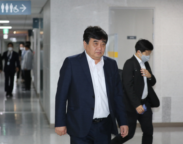 한상혁 방송통신위원장이 지난달 30일 오전 국회 의원회관 305호 더불어민주당 정책위원회 사무실 방문을 마친 뒤 이동하고 있다. 미래통합당은 지난 6일 간담회에서 