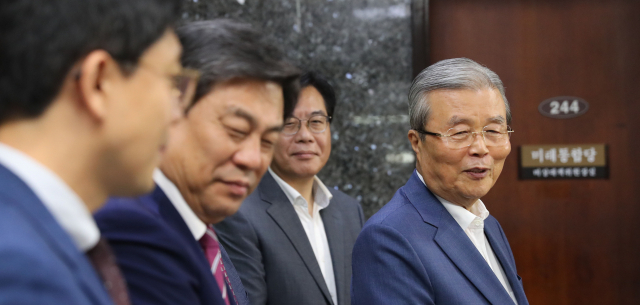 미래통합당 김종인 비상대책위원장이 6일 오전 서울 여의도 국회에서 비공개 비상대책위원회의를 마친 뒤 기자들의 질문에 답하고 있다. 연합뉴스