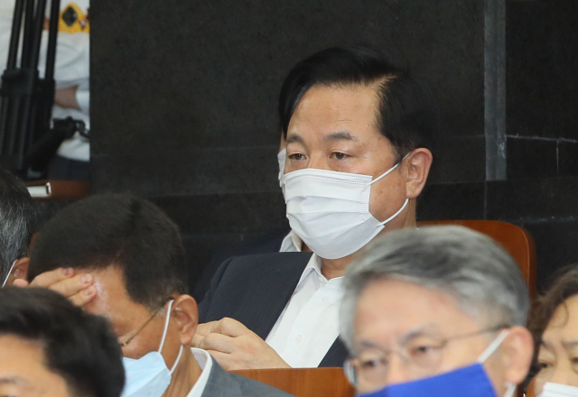 더불어민주당 김두관 의원이 1일 국회에서 열린 정책 의원총회에 참석하고 있다. 연합뉴스