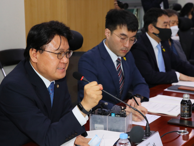 더불어민주당 황운하 의원이 24일 국회 의원회관에서 열린 수사기관 감찰기구의 독립성 개선방안 토론회에서 인사말하고 있다. 연합뉴스