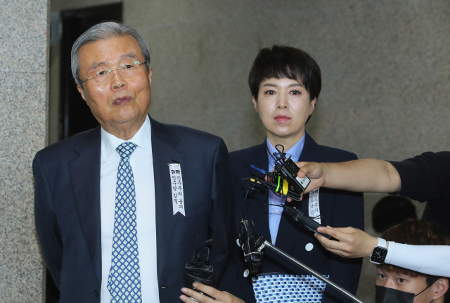 미래통합당 김종인 비상대책위원장이 2일 국회에서 열린 비상대책위원회의가 끝난 뒤 취재진의 질문에 답하고 있다. 오른쪽은 김은혜 대변인. 연합뉴스