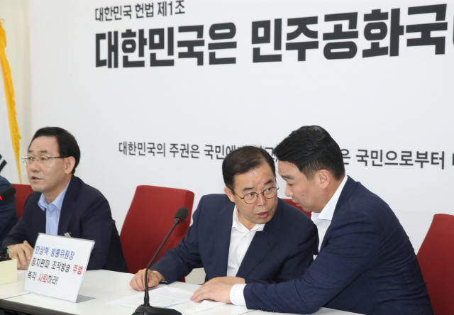 국회 과학기술정보방송통신위원회 미래통합당 박성중 간사(가운데)와 정희용 의원이 6일 오전 서울 여의도 국회 원내대표 회의실에서 열린 기자간담회에서 대화하고 있다.연합뉴스