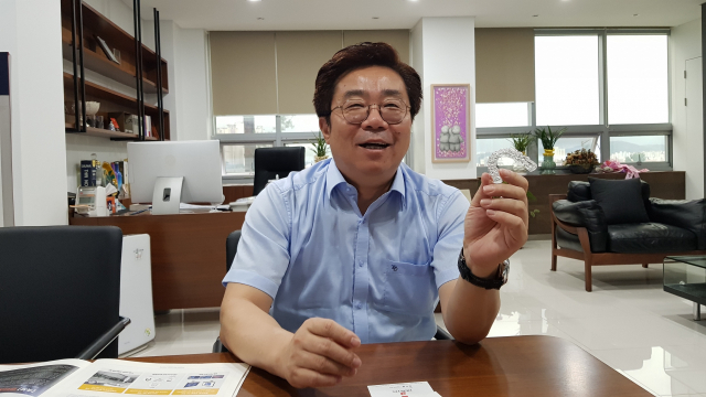 심기봉 덴티스 대표가 연말 출시를 앞둔 투명교정기를 설명하고 있다. 채원영 기자