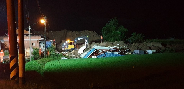 7일 오후 전남 곡성군 오산면 야산에서 토사가 무너져 내려 주택이 매몰돼 현재까지 3명이 사망했다. 경찰과 소방대원, 군청 관계자들이 중장비를 동원해 추가 구조 작업을 진행하고 있다. 연합뉴스