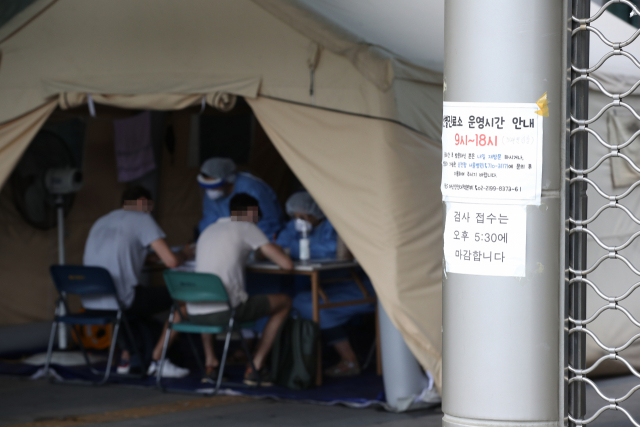 6일 오후 서울 용산구보건소 선별진료소에서 시민들이 코로나19 진단검사를 받고 있다. 연합뉴스
