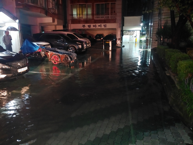 8일 오전 집중호우로 서구 비산동 주택가가 물에 잠겼다. 대구소방본부 제공