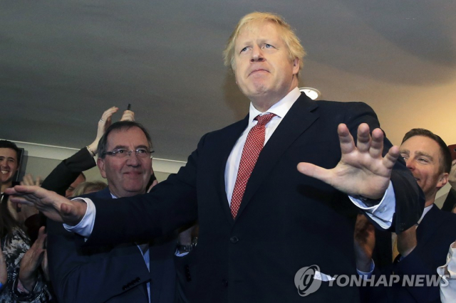 84년 만에 보수당 의원이 당선된 잉글랜드 북부 세지필드를 찾은 존슨 총리 [AP=연합뉴스]