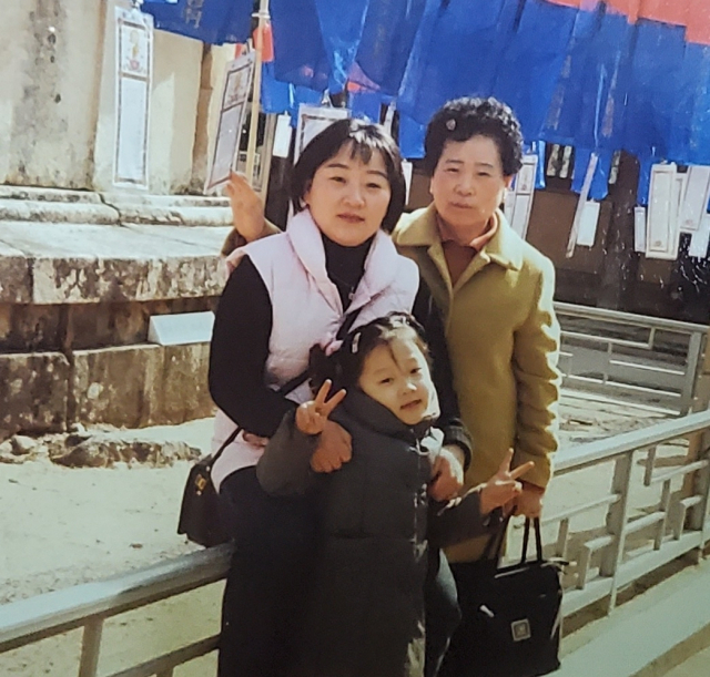 김정실(왼쪽) 씨 어머니 권춘자(오른쪽) 씨의 생전모습. 가족제공.