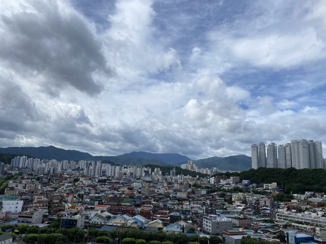 9일 오전 9시를 기해 호우경보가 해제된 대구 하늘에 구름이 점차 없어지고 있다.