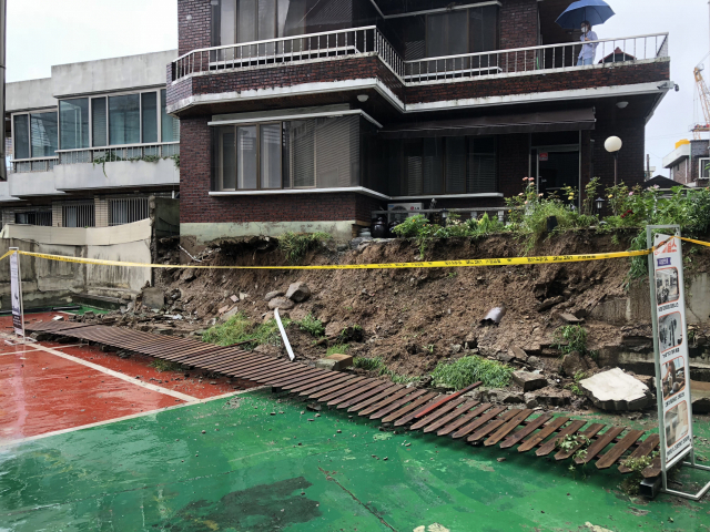 8일 오후 4시쯤 대구 수성구 범어동 한 주택가의 담벼락이 폭우로 무너졌다. 대구소방안전본부 제공