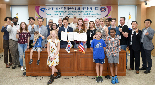 9일 경북도청에서 열린 경상북도·주한미군부인회 업무협약 체결식 참석자들이 한자리에 모여 기념촬영을 하고 있다. 경북도 제공