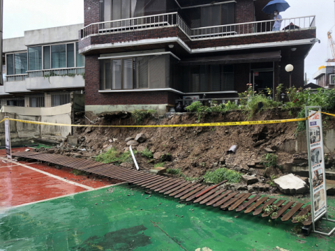 지난 8일 오후 3시쯤 대구 수성구 범어동 한 주택가 담장이 폭우로 무너진 모습. 대구소방안전본부 제공