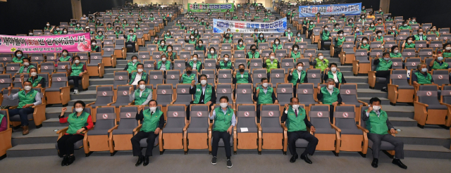 7일 경북도청 동락관에서 열린 사회단체 소통간담회 첫 행사에는 경상북도새마을회 회원들이 함께 했다. 경북도 제공