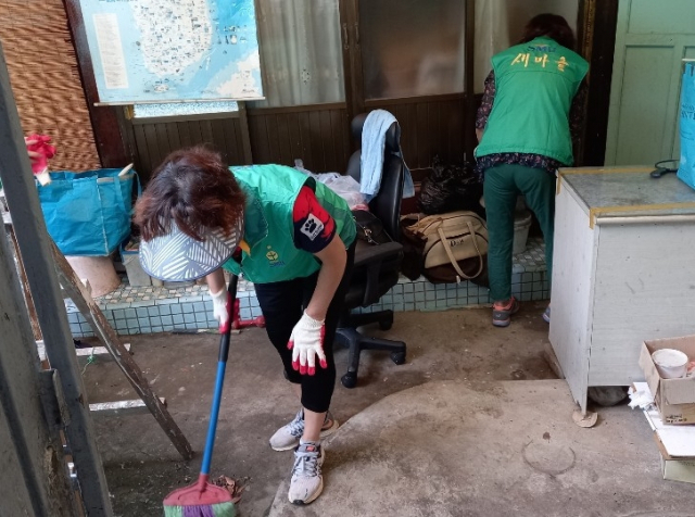 대구 수성구 상동새마을협의회와 새마을부녀회가 사랑의 집 고쳐주기 활동을 하고 있다. 수성구청 제공