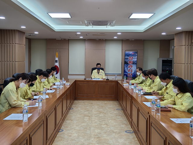 상황관리전담반 회의를 진행 중인 임종식 경북교육감. 경북교육청 제공