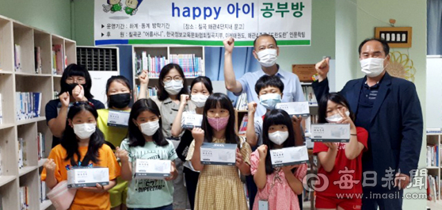 주택관리공단 대구 칠곡왜관4휴먼시아아파트(소장 정경옥)는 방학 기간 동안 맞벌이가정, 다문화가정 부모들의 고민인 홀로 시간을 보내는 아이들 20여명을 위해 무료 공부방을 매일 운영하고 있다.