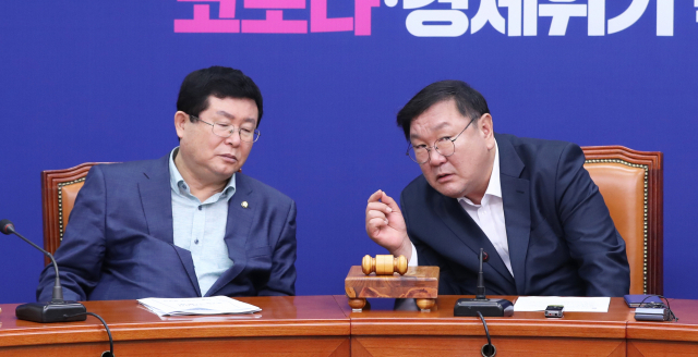 더불어민주당 김태년 원내대표(오른쪽)가 31일 오전 서울 여의도 국회에서 열린 최고위원회의에서 설훈 최고위원과 대화하고 있다. 연합뉴스