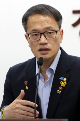 더불어민주당 당 대표 선거에 출마한 박주민 의원이 10일 강원 춘천시 강원도의회에서 지역 기자들과 만나 정견을 발표하고 있다. 연합뉴스