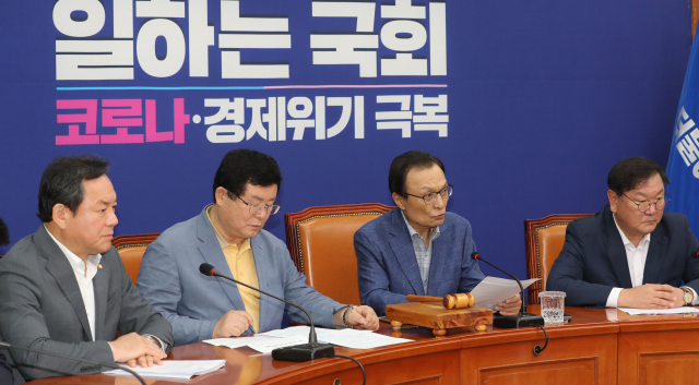 더불어민주당 이해찬 대표가 10일 오전 서울 여의도 국회에서 열린 최고위원회의에서 발언하고 있다. 연합뉴스