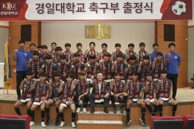 경일대 축구부 출정식에서 정현태 총장이 선수단과 함께 파이팅을 외치며 기념 촬영을 했다. 경일대 제공