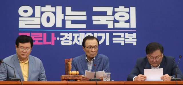 더불어민주당 이해찬 대표가 10일 오전 서울 여의도 국회에서 열린 최고위원회의에서 발언하고 있다. 연합뉴스