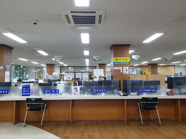 군위군청 민원창구에 설치된 비말 가림막. 군위군 제공
