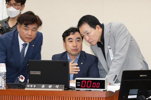 9월 정기국회에서 대부업 최고금리 인하 논의가 본격적으로 진행될 것으로 전망된다. 윤관석 정무위원장(가운데)과 더불어민주당 김병욱 간사(왼쪽), 미래통합당 성일종 간사가 지난 29일 오전 서울 여의도 국회에서 열린 정무위원회 전체회의에 참석, 대화하고 있다. 연합뉴스
