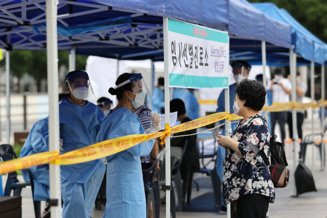 서울 중구 남대문시장의 한 상가에서 신종 코로나바이러스 감염증(코로나19) 확진자가 발생한 가운데 10일 오전 시장에 마련된 임시선별진료소에서 시민들이 진료를 받고 있다. 연합뉴스