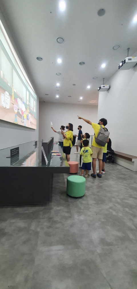 지난 6월 개관한 김천시립박물관이 시민들의 큰 인기속에 지역 역사교육의 장으로 자리매김했다. 사진은 김천시립박물관을 찾은 시민들. 김천시 제공