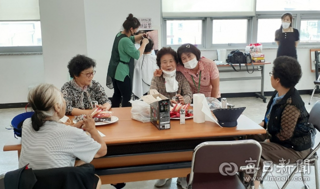 포항시 남구 상대동행정복지센터는 지난 11일 조말론미용실(원장 전소이)의 협조를 받아 지역 홀몸노인들을 대상으로 커트와 염색 등 무료 이·미용 봉사활동을 펼쳤다.